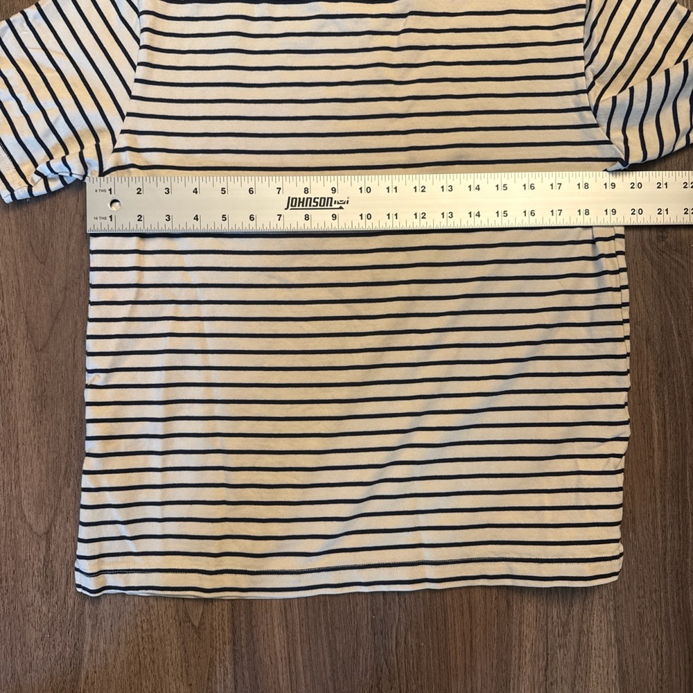 Gap men’s small Striped Crewneck T-Shirt - beige with Navy Stripes - Picture 6 of 6